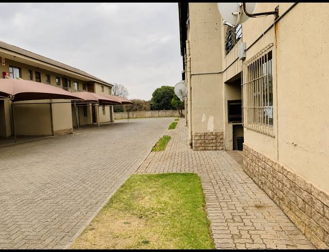 2 BEDROOM APARTMENT FOR SALE IN VANDERBIJLPARK SE 6